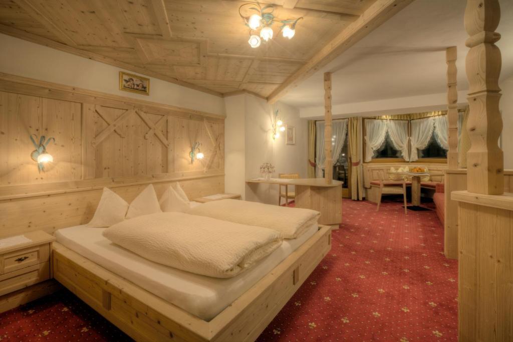 Hotel Ciasa Ai Pini San Cassiano  Szoba fotó