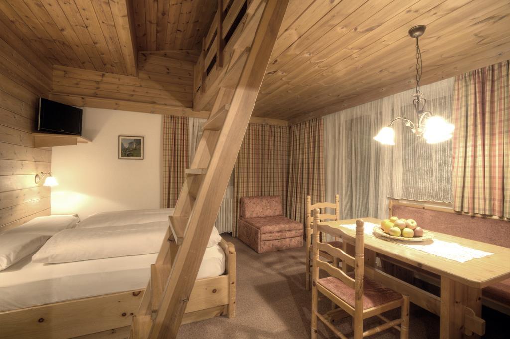 Hotel Ciasa Ai Pini San Cassiano  Szoba fotó