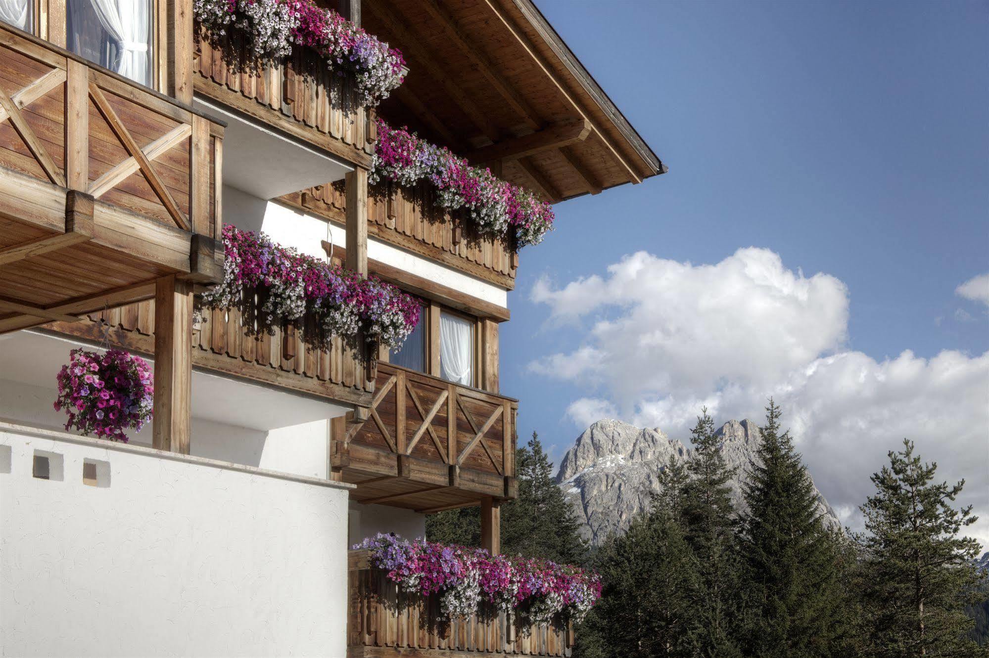Hotel Ciasa Ai Pini San Cassiano  Kültér fotó